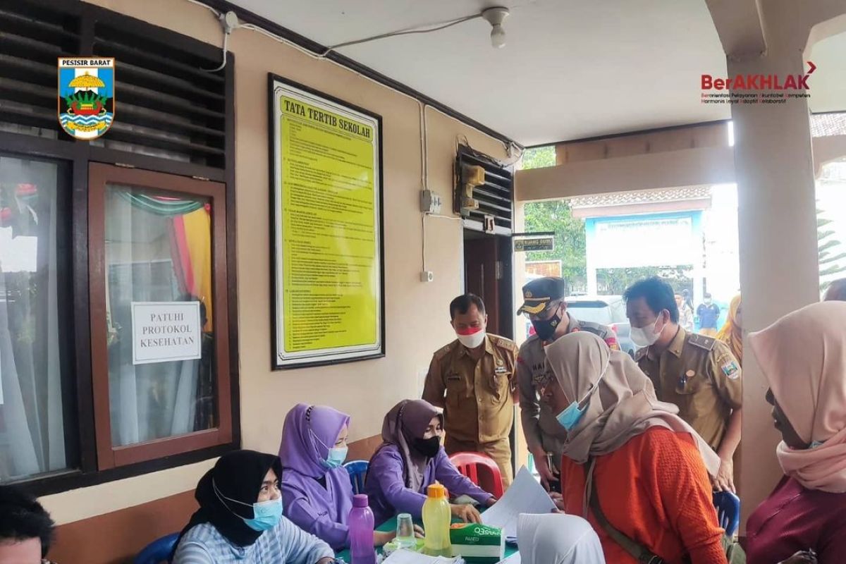 Bupati Pesisir Barat tinjau pelaksanaan vaksin di SDN 1 Krui