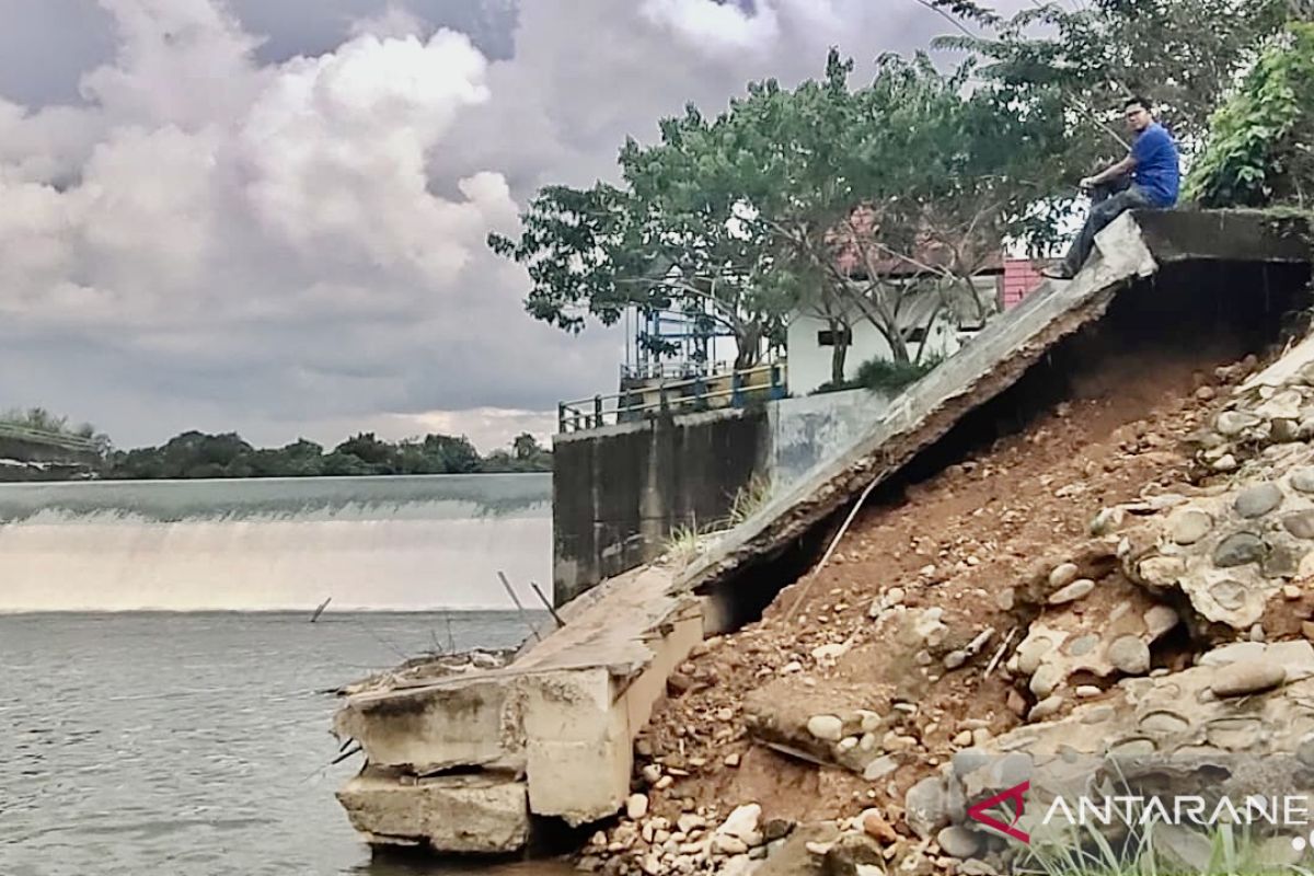 Siring Luar Bendungan Pitap di Desa Nungka kembali longsor