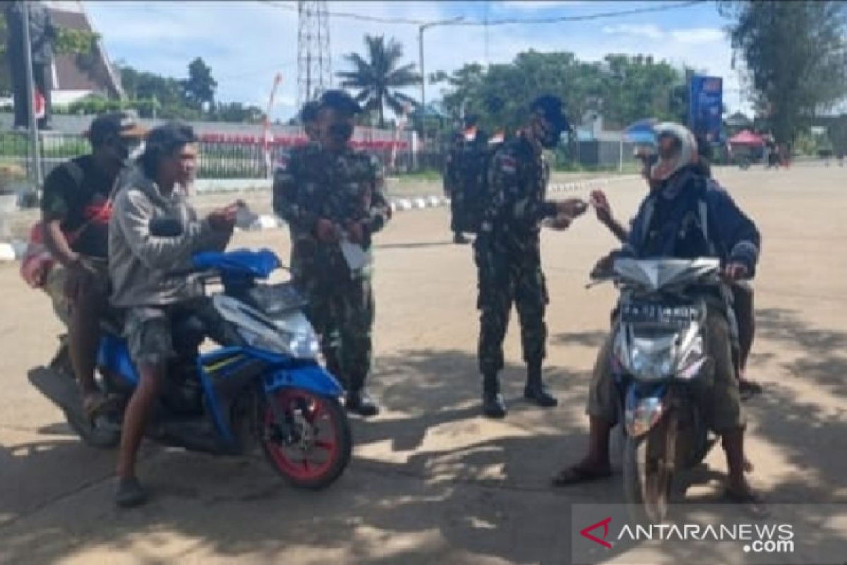 Satgas TNI Yonif 711 bagikan masker untuk warga perbatasan RI-PNG