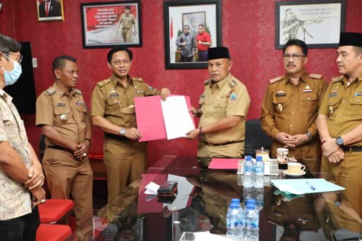 Bupati serahkan SK komisaris dan direksi terpilih BUMD Lampung Selatan Maju