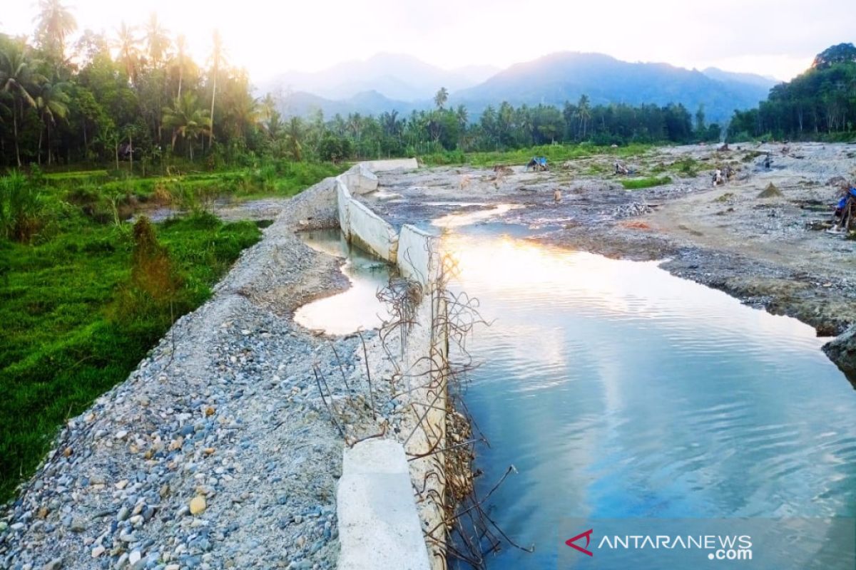 Baru beberapa bulan dibangun, proyek dek penahan sungai berbiaya 2 miliar  di Madina sudah roboh