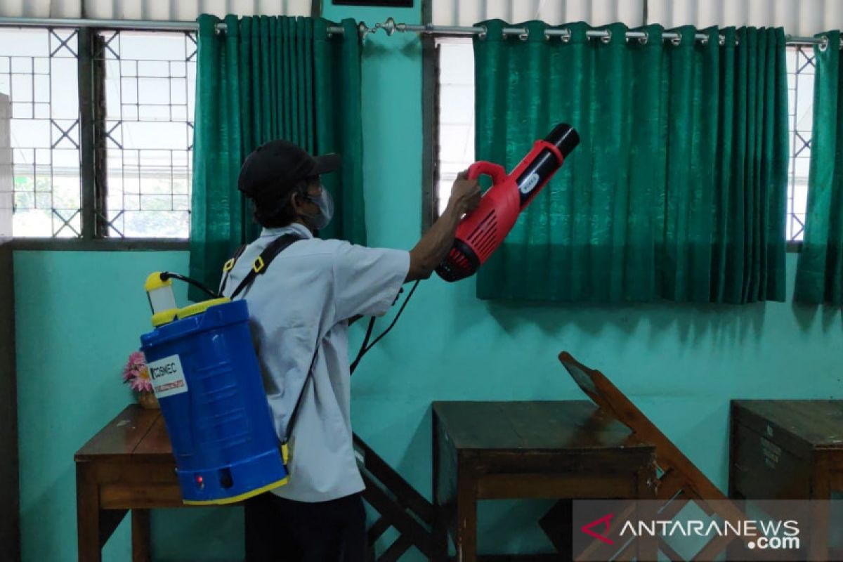 Siswa positif Omicron, SMAN 71 lakukan penyemprotan disinfektan