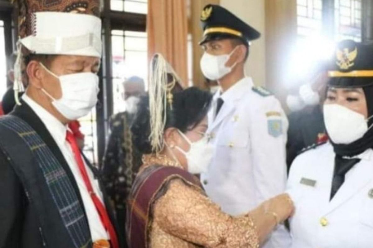 Heboh, Istri Bupati Simalungun sematkan tanda jabatan