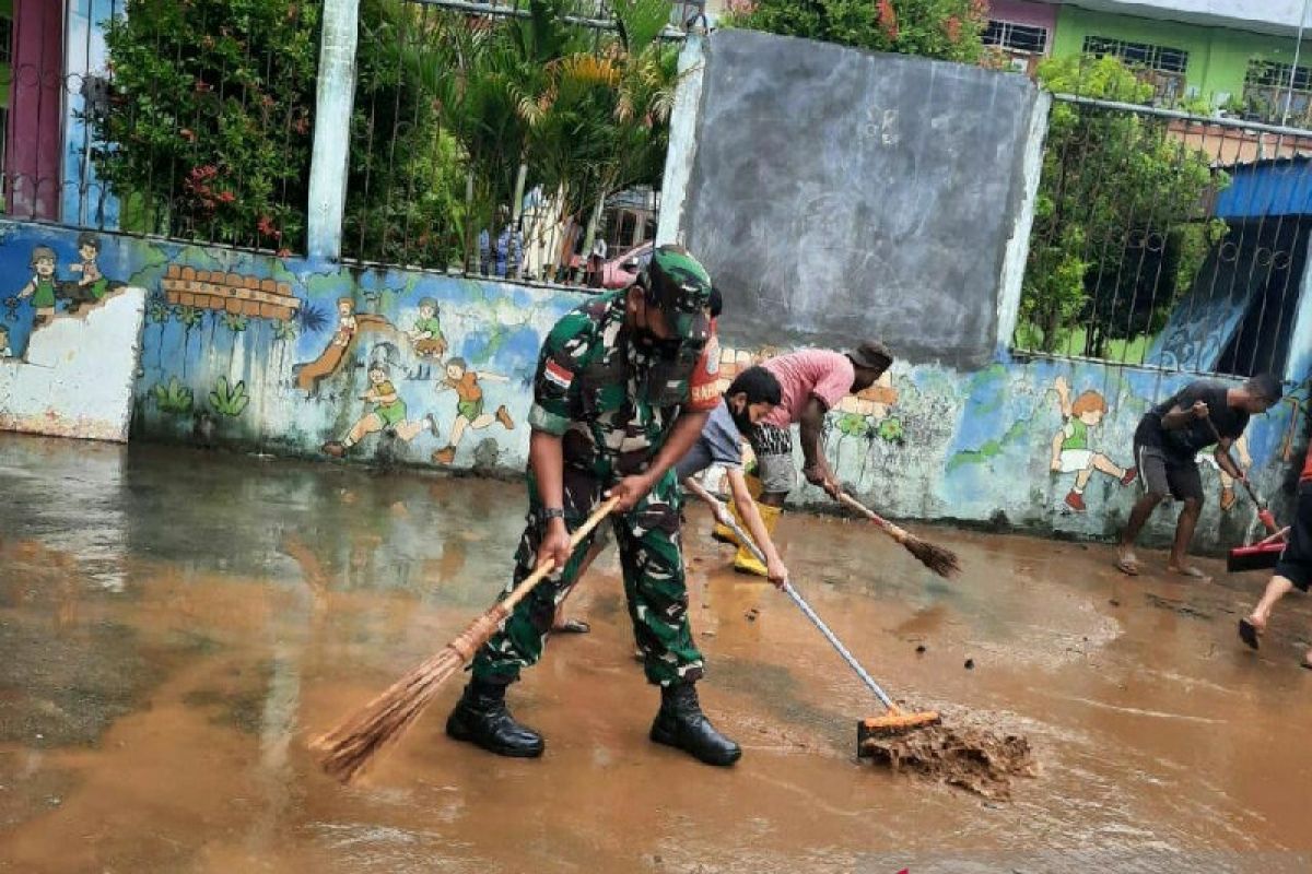 TNI bersama warga bersihkan sekolah dan gereja pascabanjir Jayapura