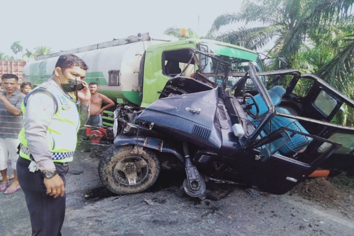 Tabrakan beruntun empat mobil di jalan lintas Tebing Tinggi - Kisaran