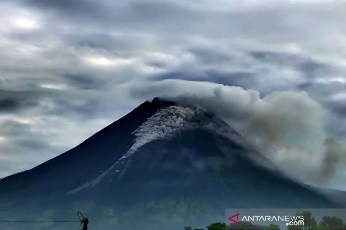 Kemarin Merapi luncurkan awan panas, vaksinasi mencakup 154 juta warga