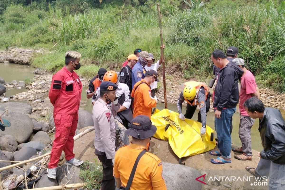 Tim SAR evakuasi jasad pemancing di Sungai Cisadane setelah empat hari hanyut