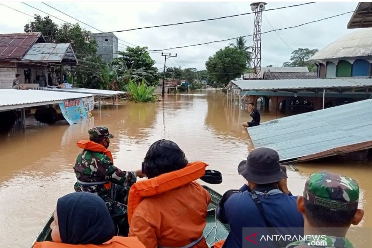 TNI helps evacuate Banjar District's flood victims