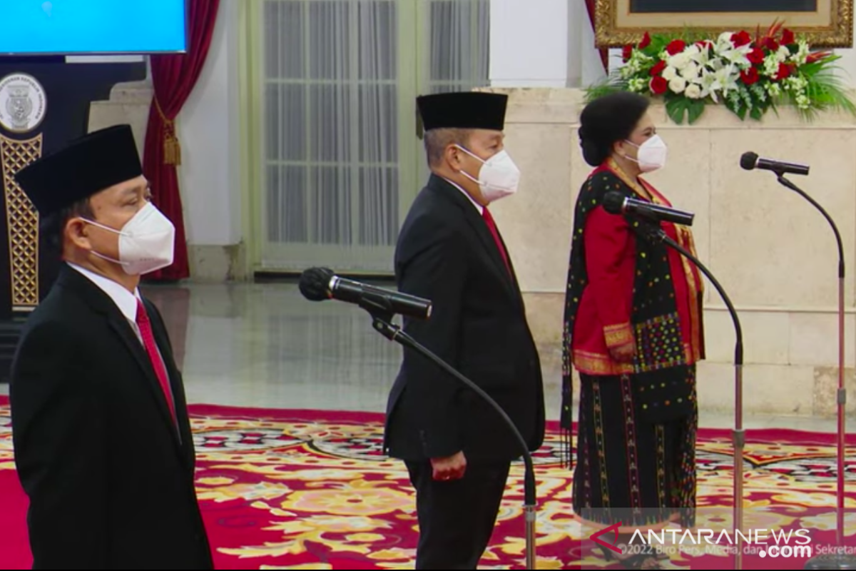 President Jokowi swears in three envoys at State Palace