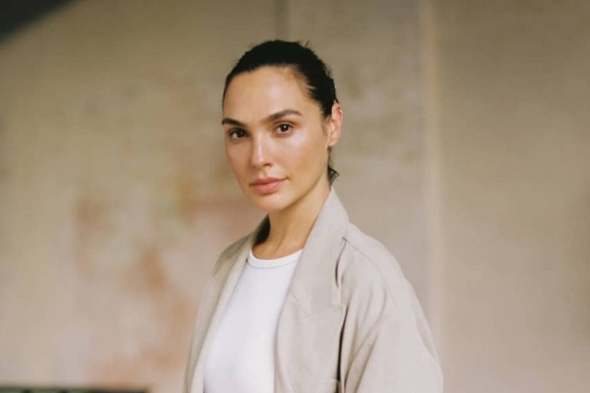 Gal Gadot berperan dalam film 'To Catch a Thief' versi bar