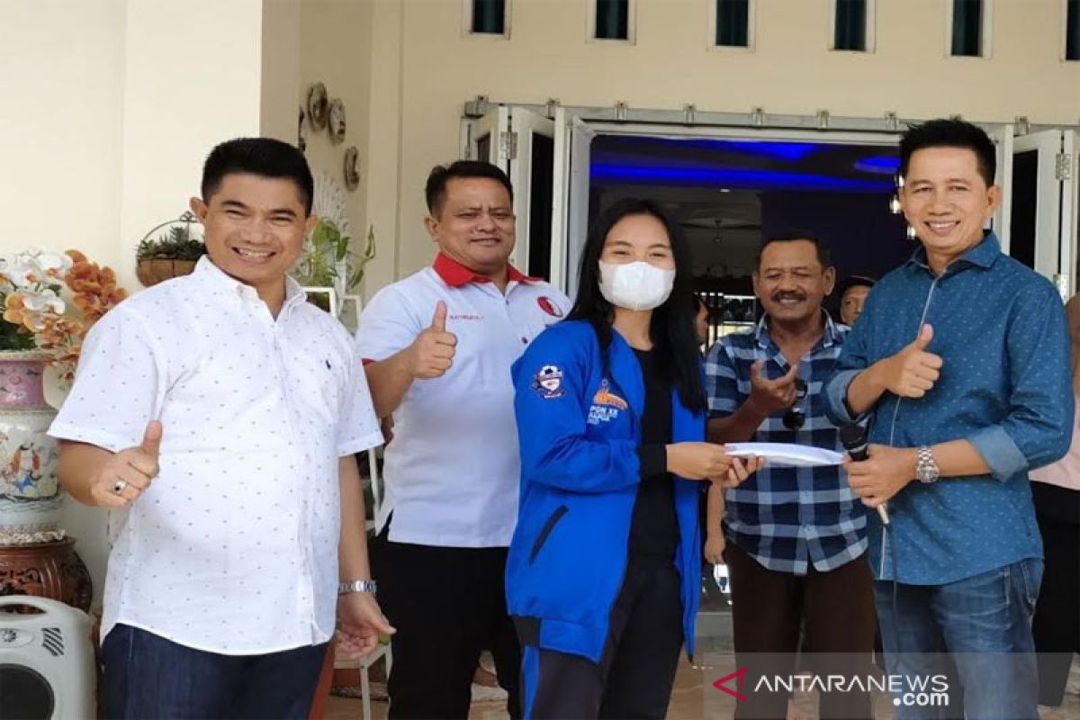 Nadalsyah serahkan bonus kepada tim sepak bola Kalteng Putri