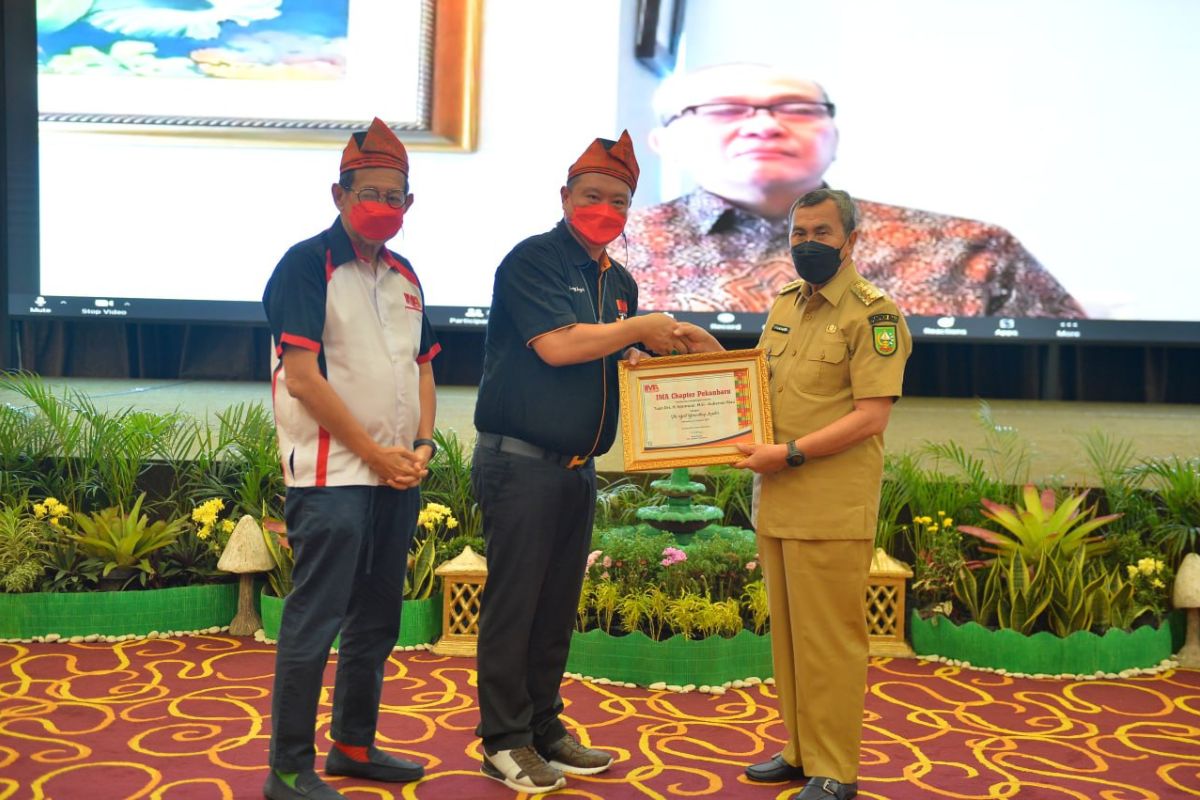 Gubenur Riau terima penghargaan The Best Branding Leader