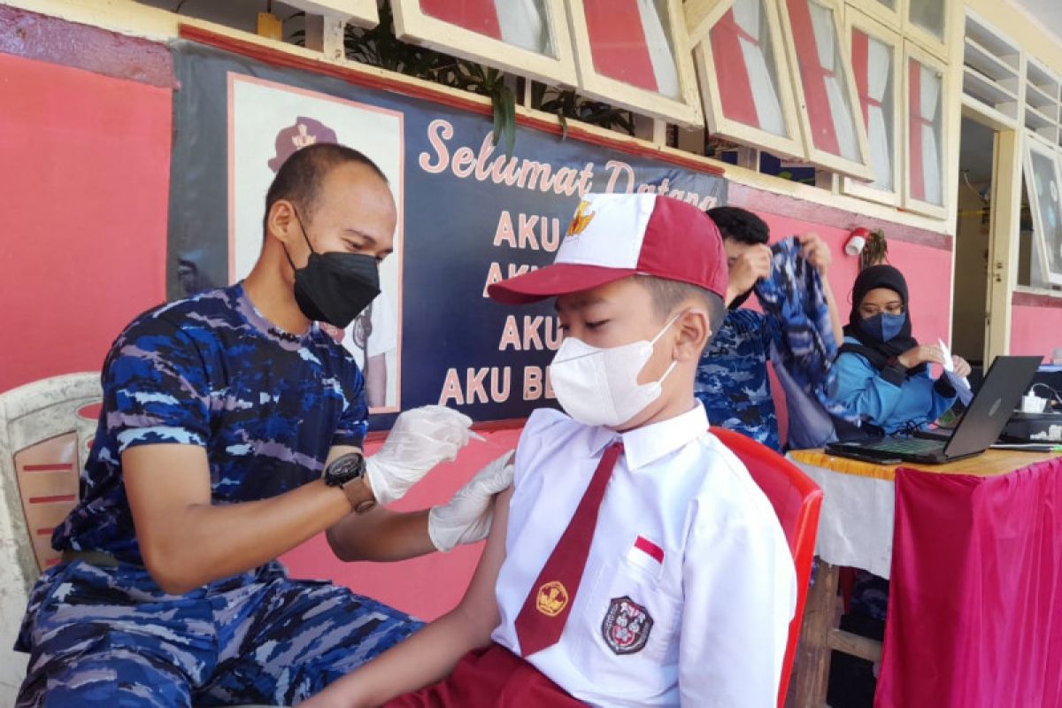 Babinpotdirga Lanudsri Manado kunjungi sekolah sukseskan serbuan vaksinasi