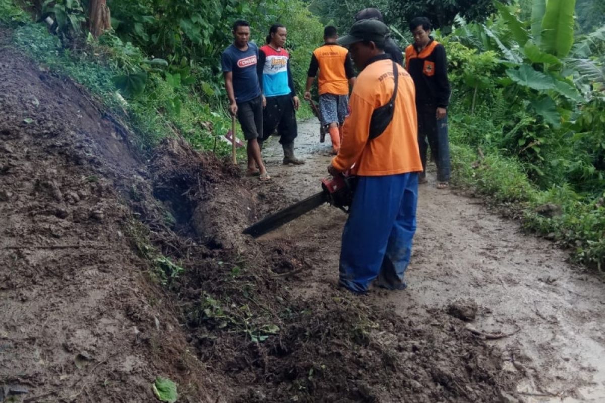 Hujan sebabkan longsor di dua desa di Kabupaten Kudus