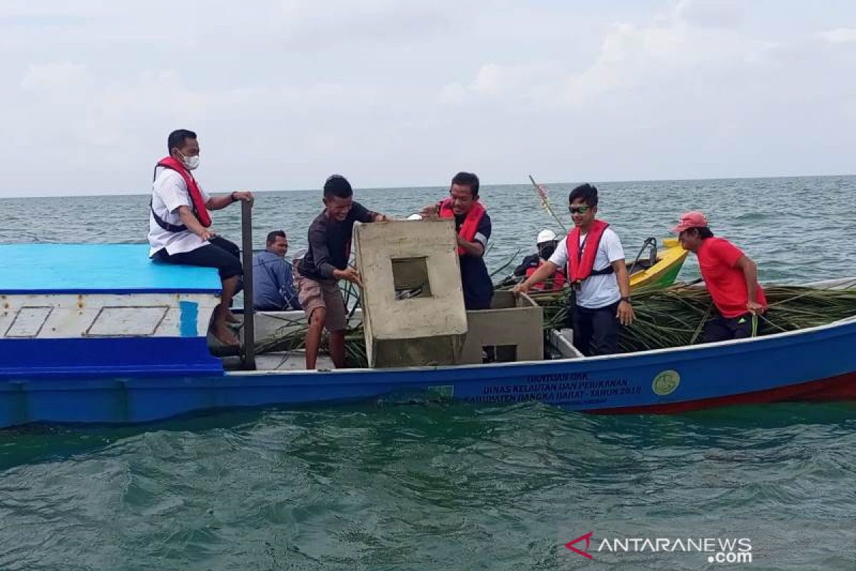 Kolaborasi dengan nelayan, PT Timah tenggelamkan 50 unit rumpon di Perairan Kelurahan Tanjung