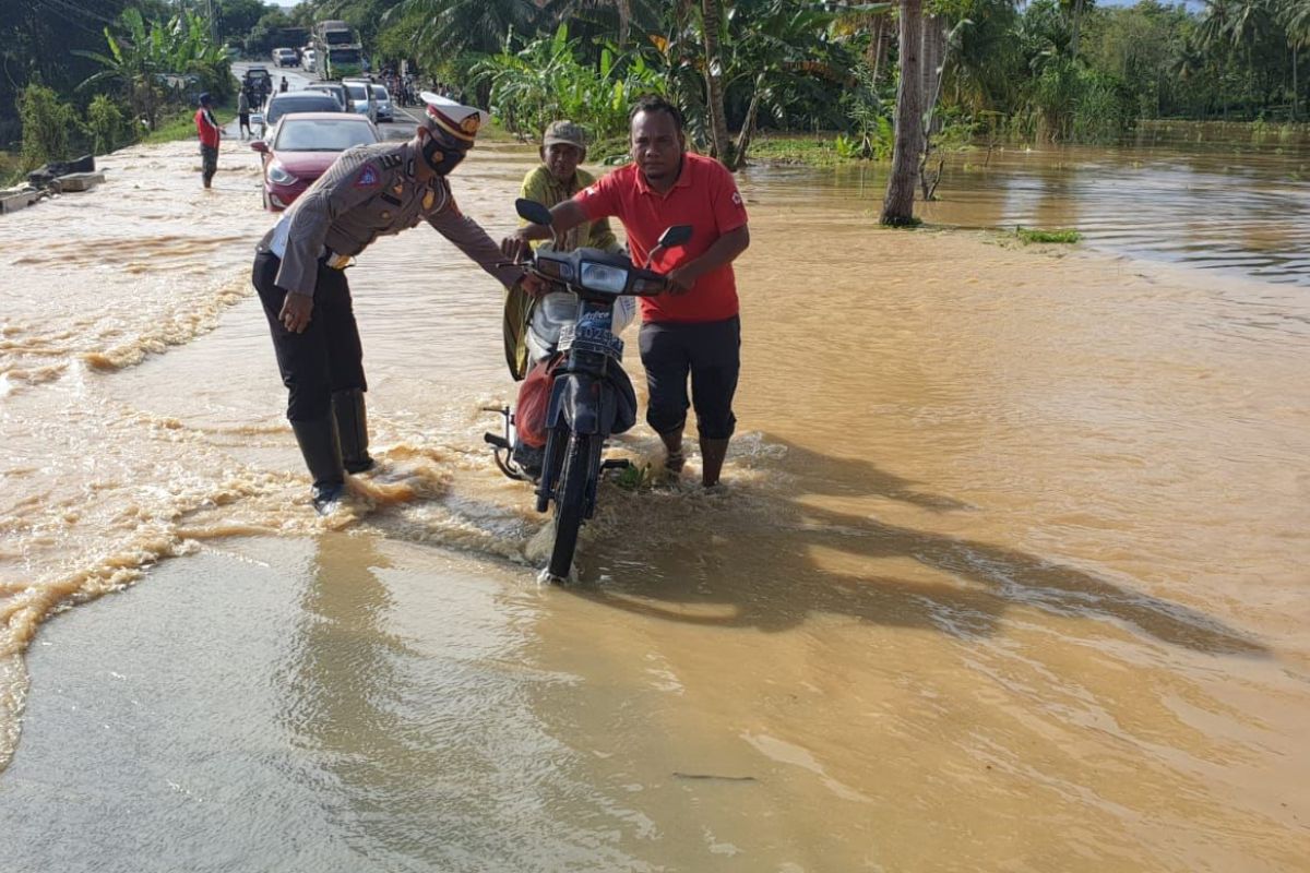 Terendam banjir, Satlantas pijay atur lalulintas