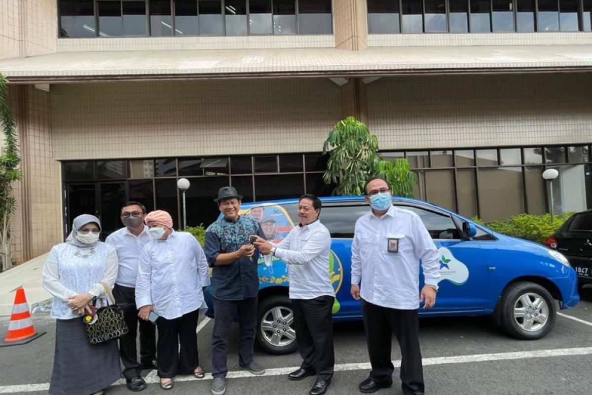 Penyerahan kunci mobil operasionel Safari Literasi Duta Baca Indonesia