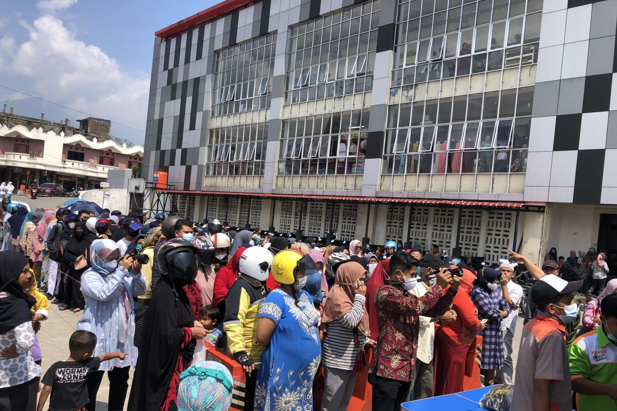 Ratusan masyarakat Padang Panjang antre beli minyak goreng bersubsidi