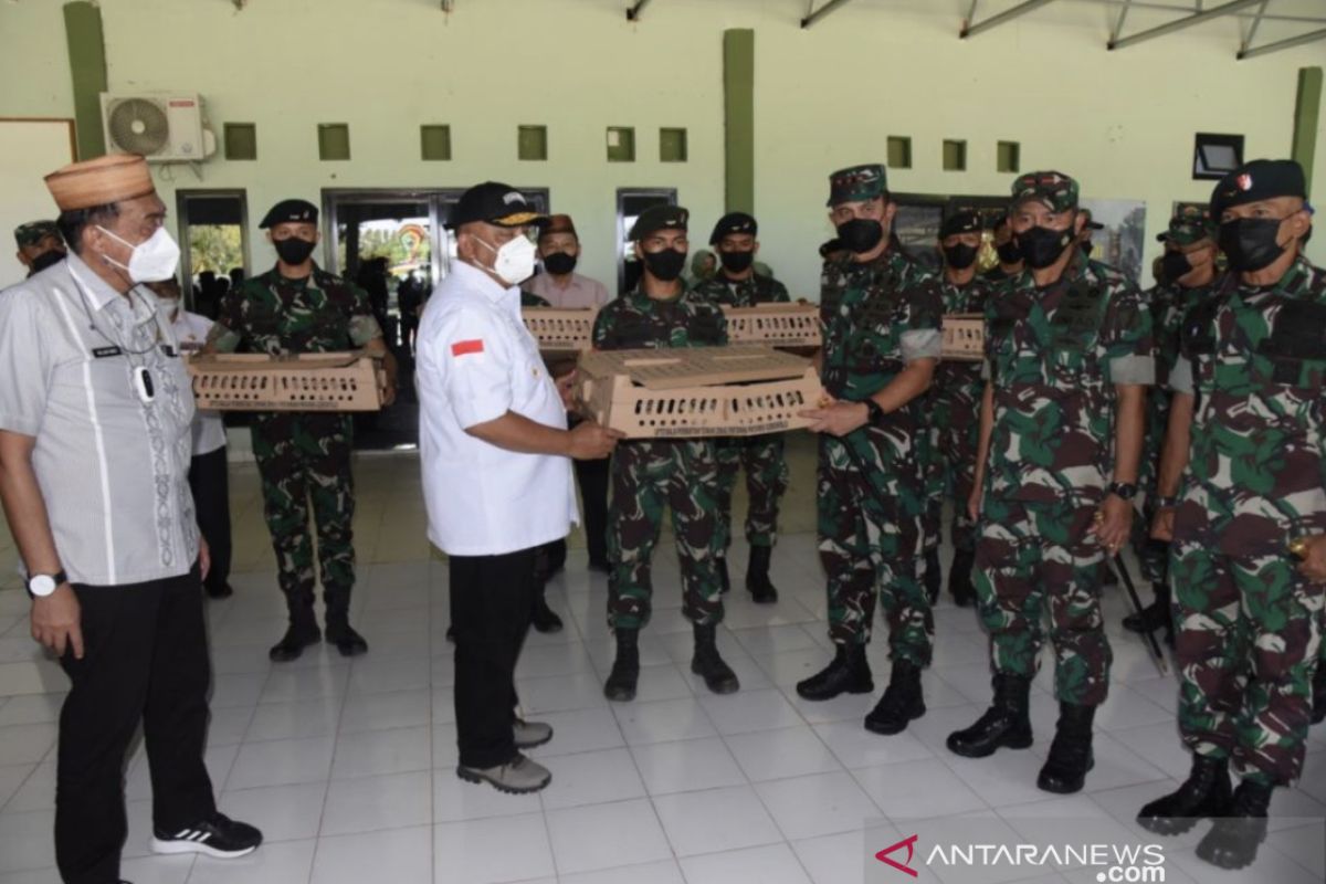 Gubernur Gorontalo serahkan bantuan wirausaha untuk Yonif 715