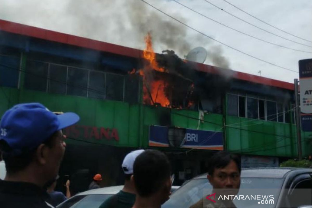 Kantor BRI Unit Pasar Kliwon Kudus terbakar