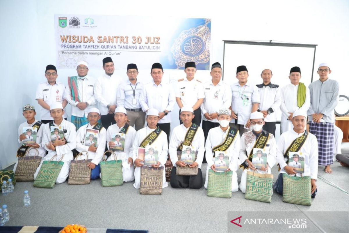 Bupati Tanah Bumbu Wisuda puluhan santri tahfizh