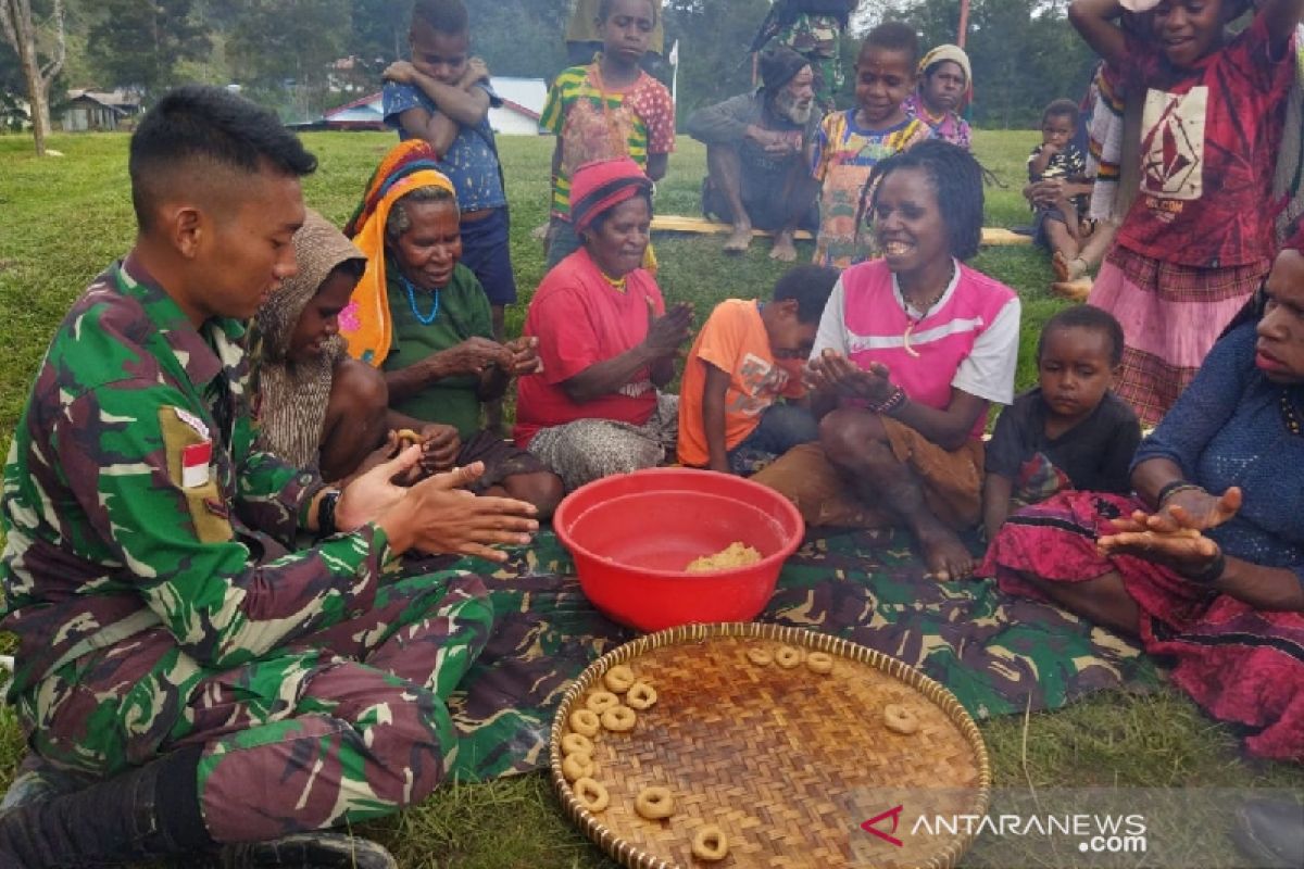 Satgas TNI Yonif 412 melatih perempuan Papua membuat keripik-donat