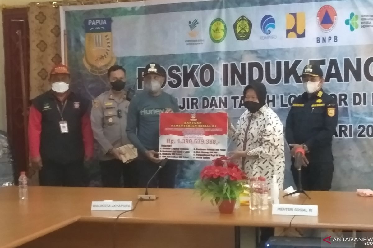 Risma serahkan bantuan korban banjir di Jayapura