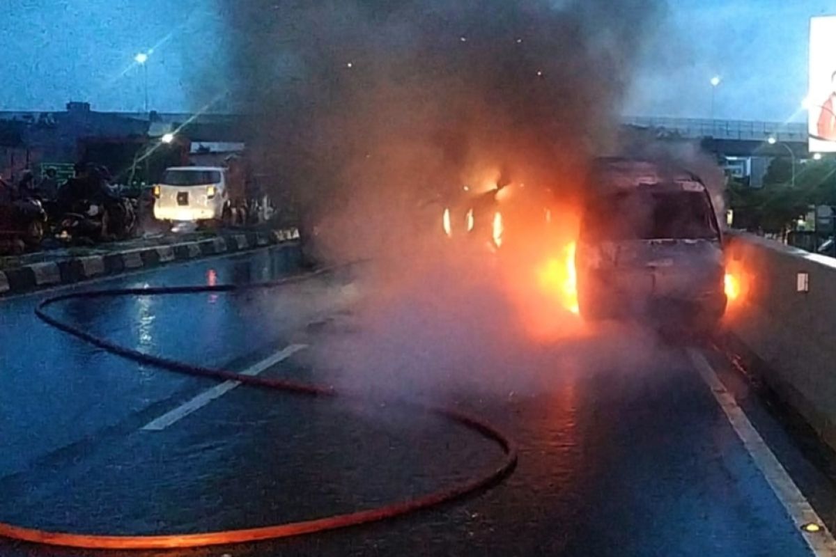 Satu unit angkutan kota terbakar di jembatan layang Makassar