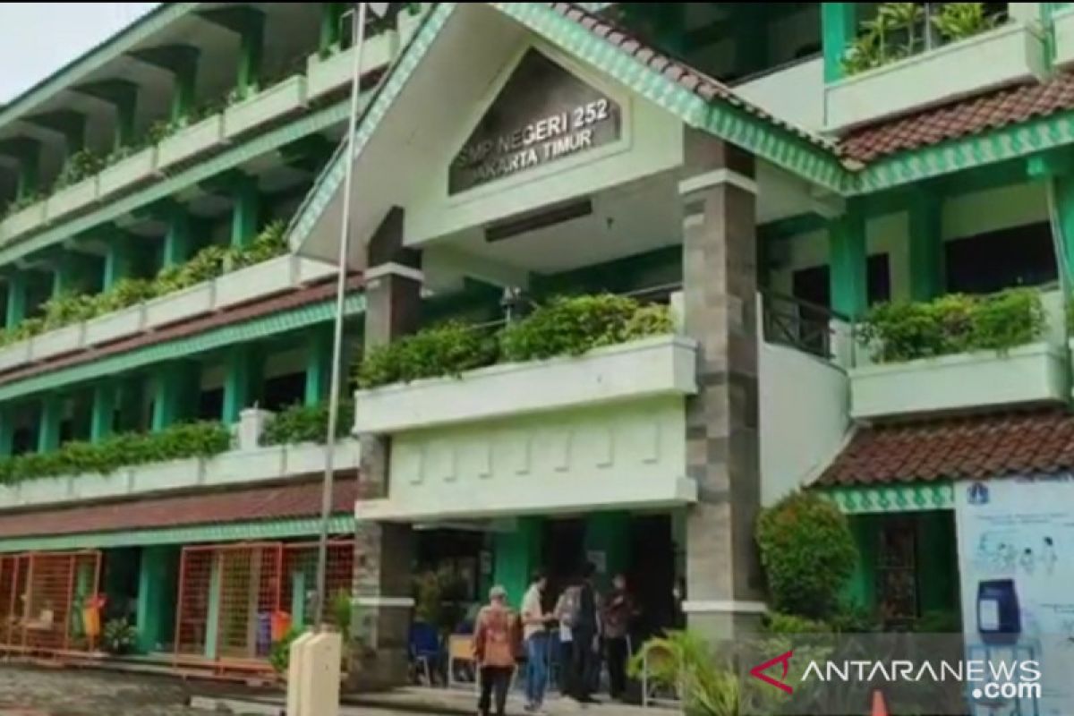 Tujuh sekolah di Jakarta Timur hentikan PTM akibat COVID-19