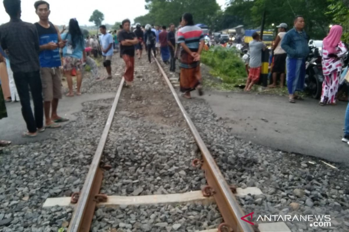 Mobil tertabrak KA di Probolinggo sebabkan 4 orang tewas