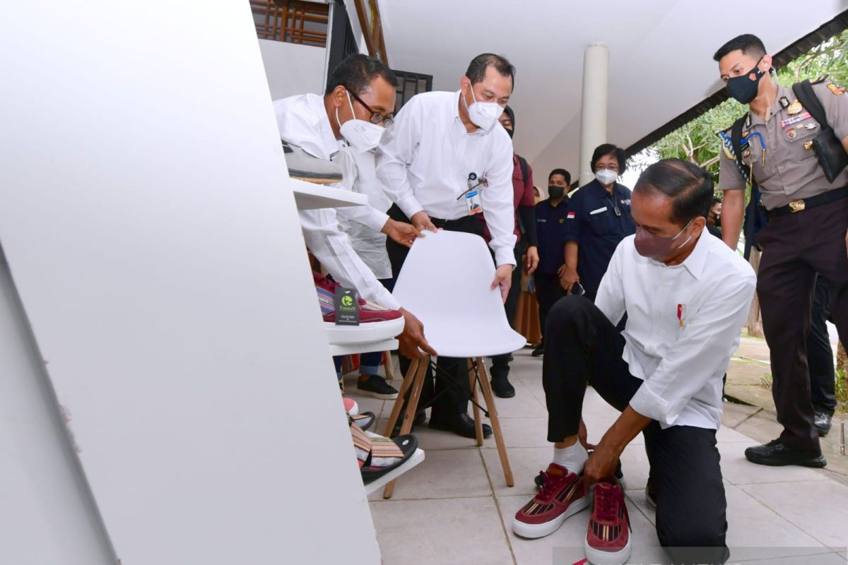 Presiden Jokowi dan Iriana beli produk UMKM di Bazaar Mandalika