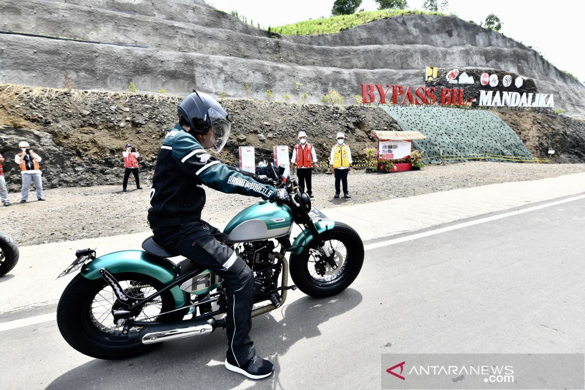 Jokowi dan Ibu Negara nikmati pemandangan dari Bukit 360 Mandalika