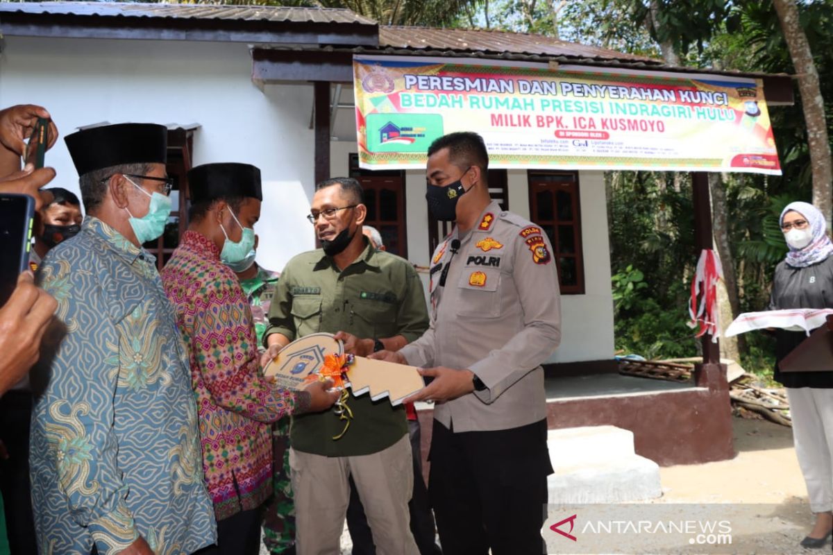 Polres Inhu bedah rumah warga