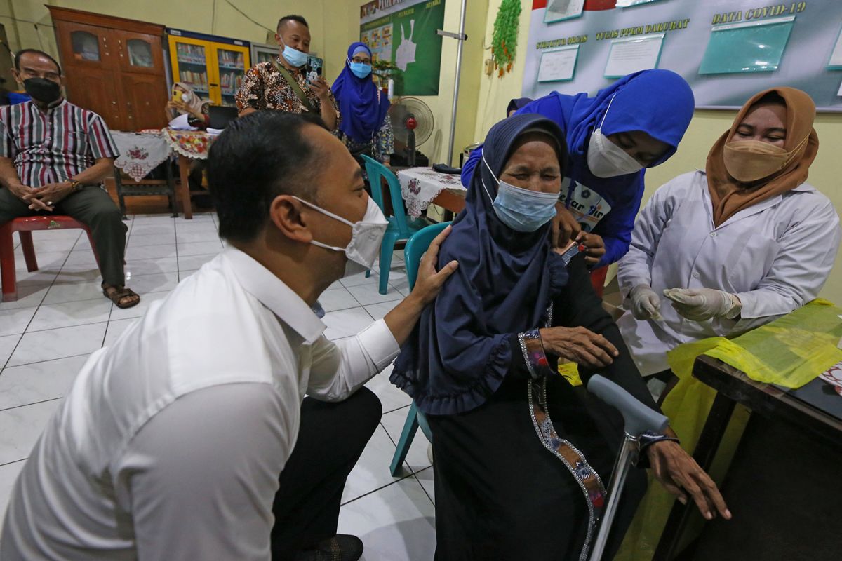 Surabaya targets administering booster dose to 12,000 elderly people