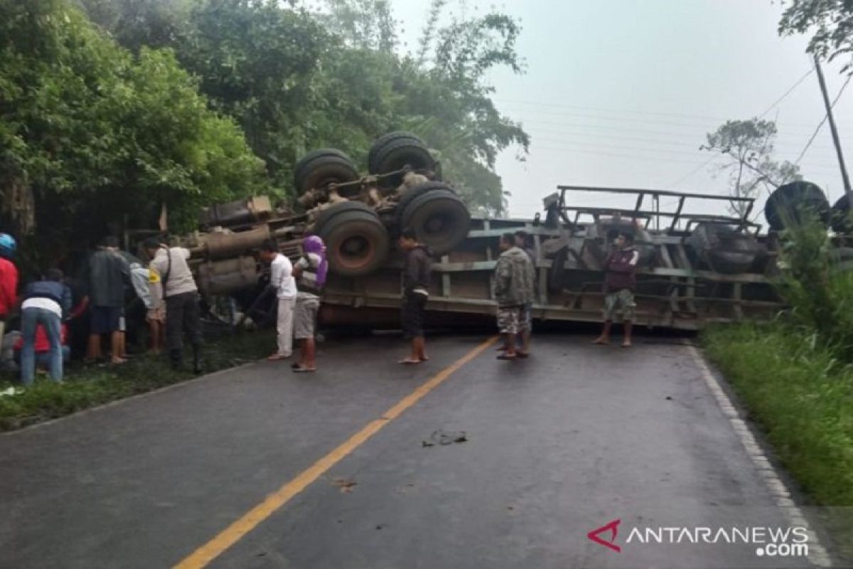 Truk trailer terguling dan melintang di lintas Curup-Lubuklinggau