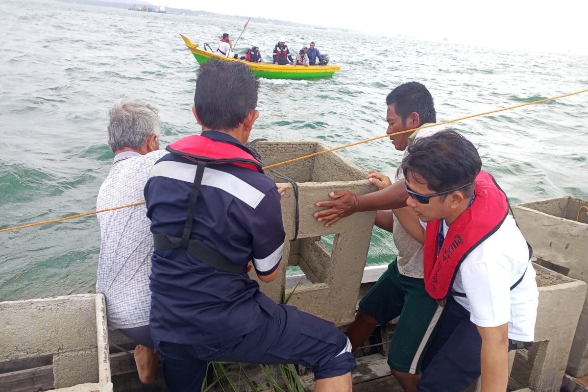 PT Timah Tbk tebar 50 rumah ikan di laut Bangka Barat