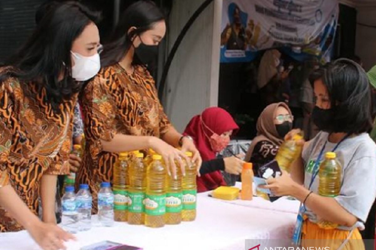 Pemkab Karawang tekan harga minyak goreng dengan operasi pasar murah