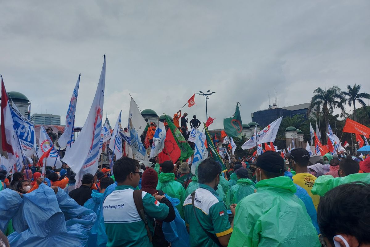 Thousands of workers demonstrate against omnibus law at DPR building