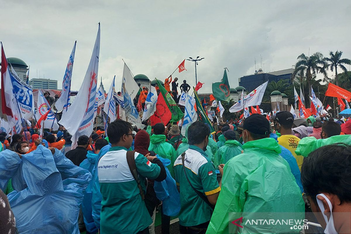 Ribuan Buruh Bertahan Gelar Aksi Demo Di DPR Meskipun Turun Hujan ...