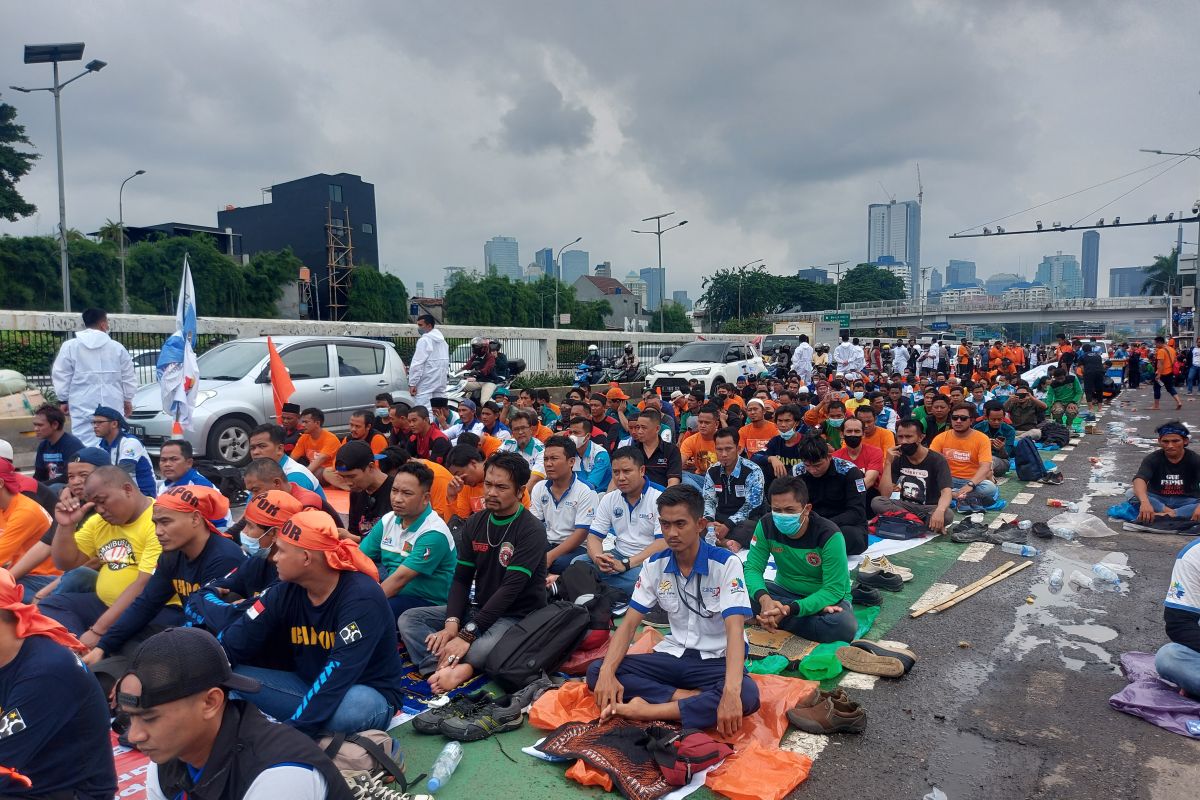 Buruh gelar shalat Jumat bersama di depan Gedung MPR/DPR/DPD