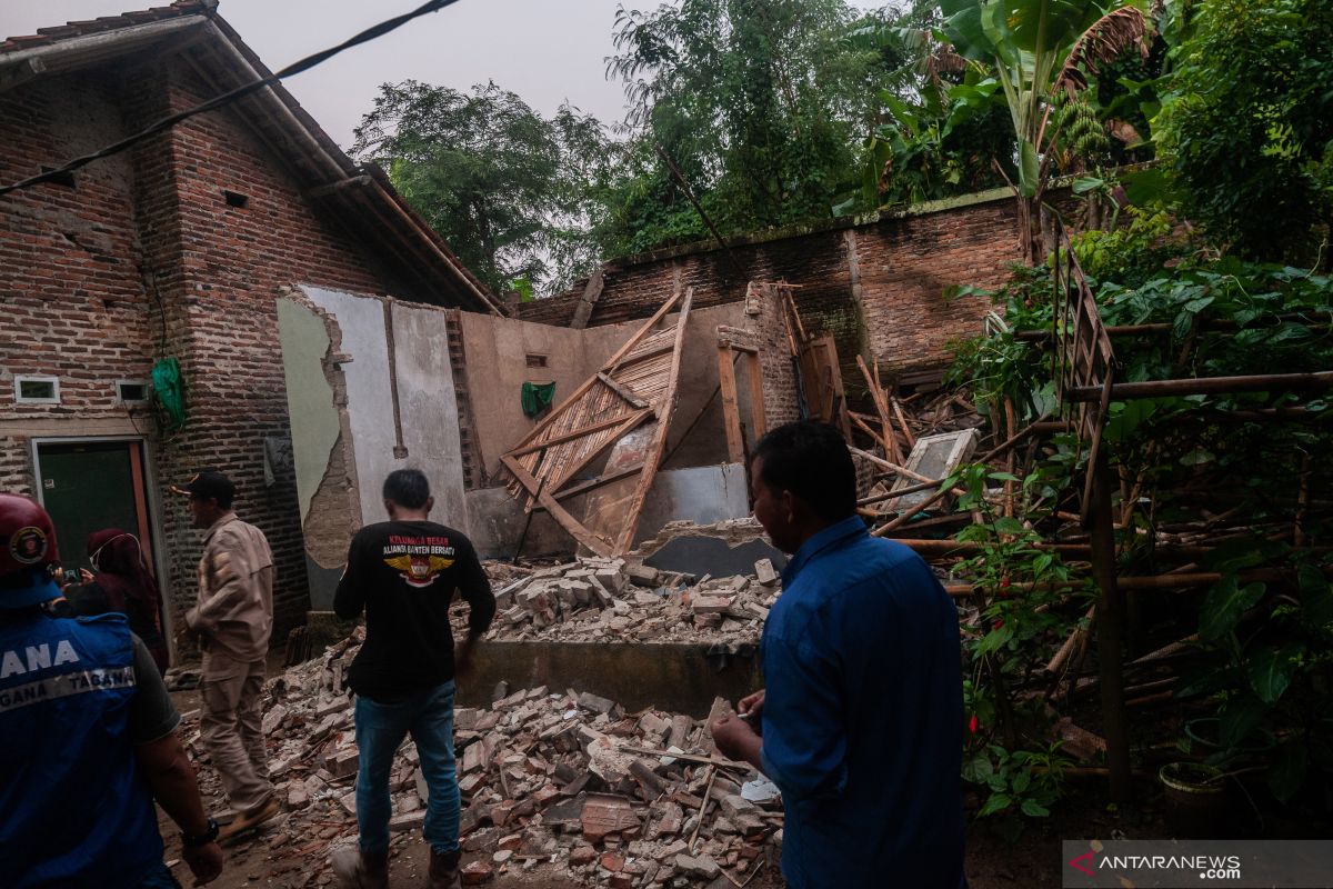 Pekan ini pemberian vaksinasi penguat dimulai, gempa terjadi di Banten