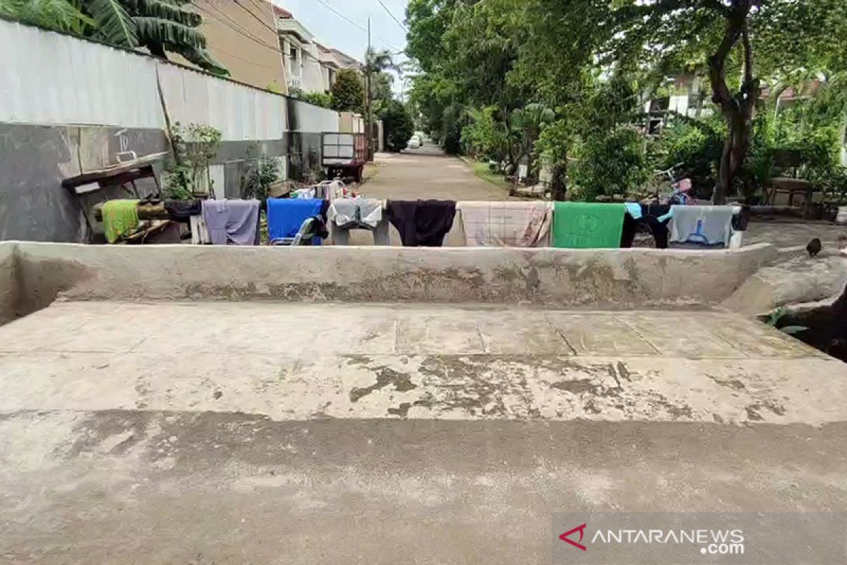 Protes banjir, warga Duren Sawit bangun tanggul di jalan lingkungan