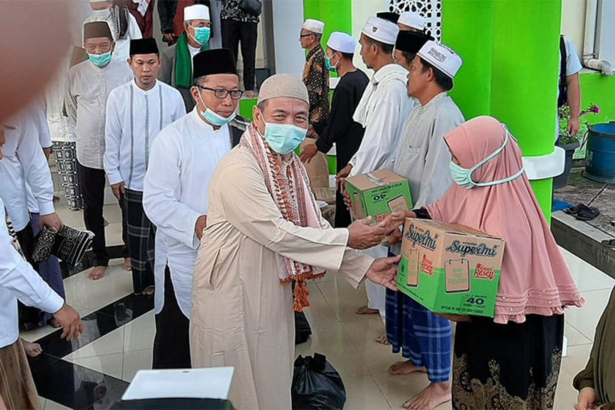 Usai gerakan subuh di masjid Gubernur Haris bagikan sembako ke warga Merangin