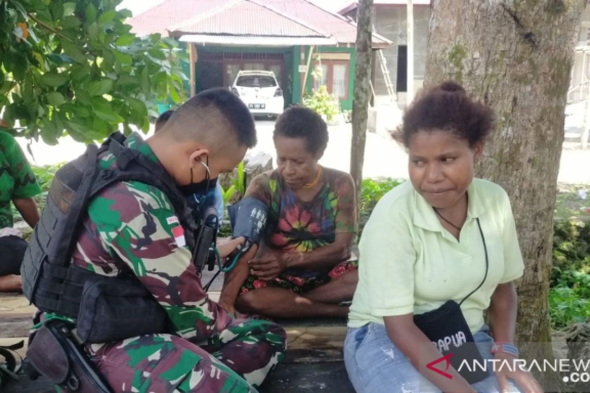 Satgas TNI Yonif 711 melayani kesehatan gratis warga perbatasan RI-PNG