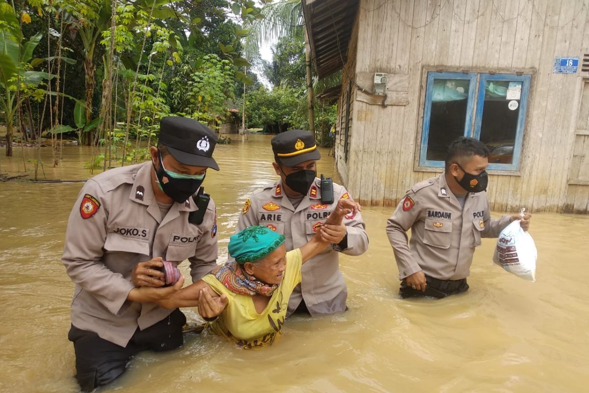 Polsek Matraman dirikan posko pelayanan di tengah banjir