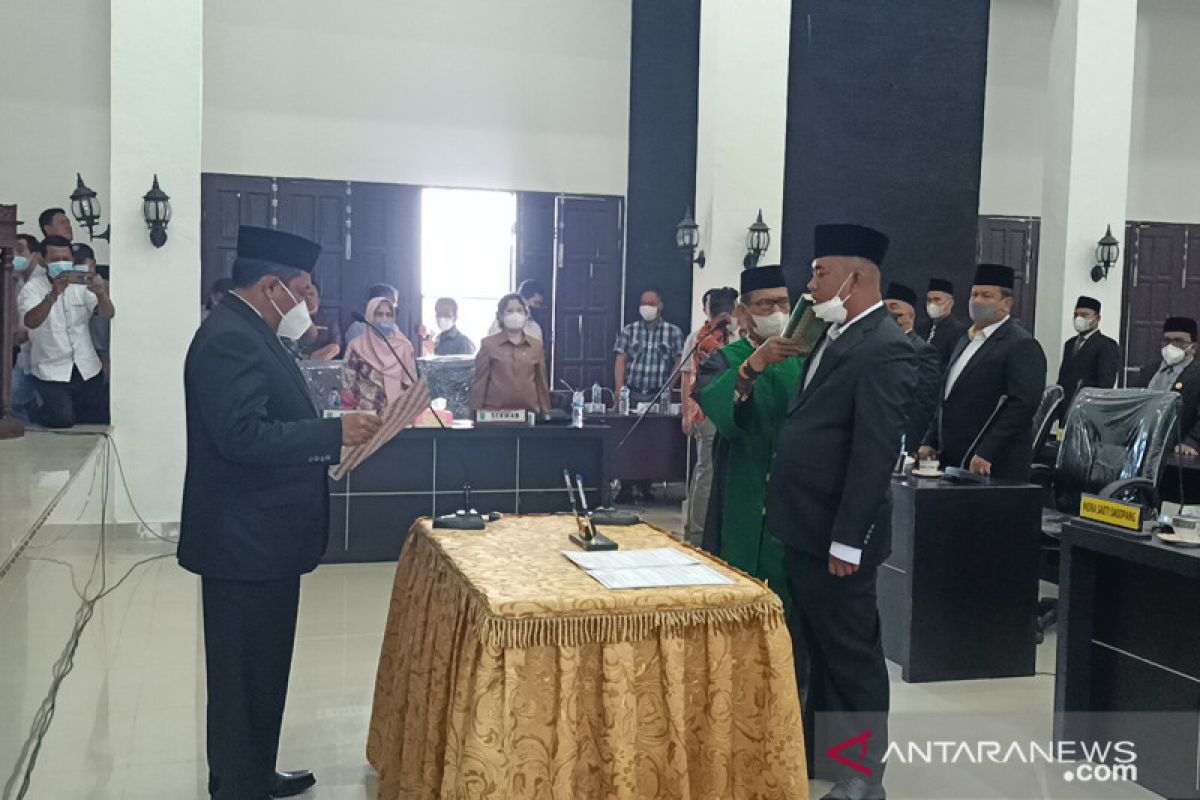 Jhony Effendi Siahaan dilantik jadi anggota DPRD Labura