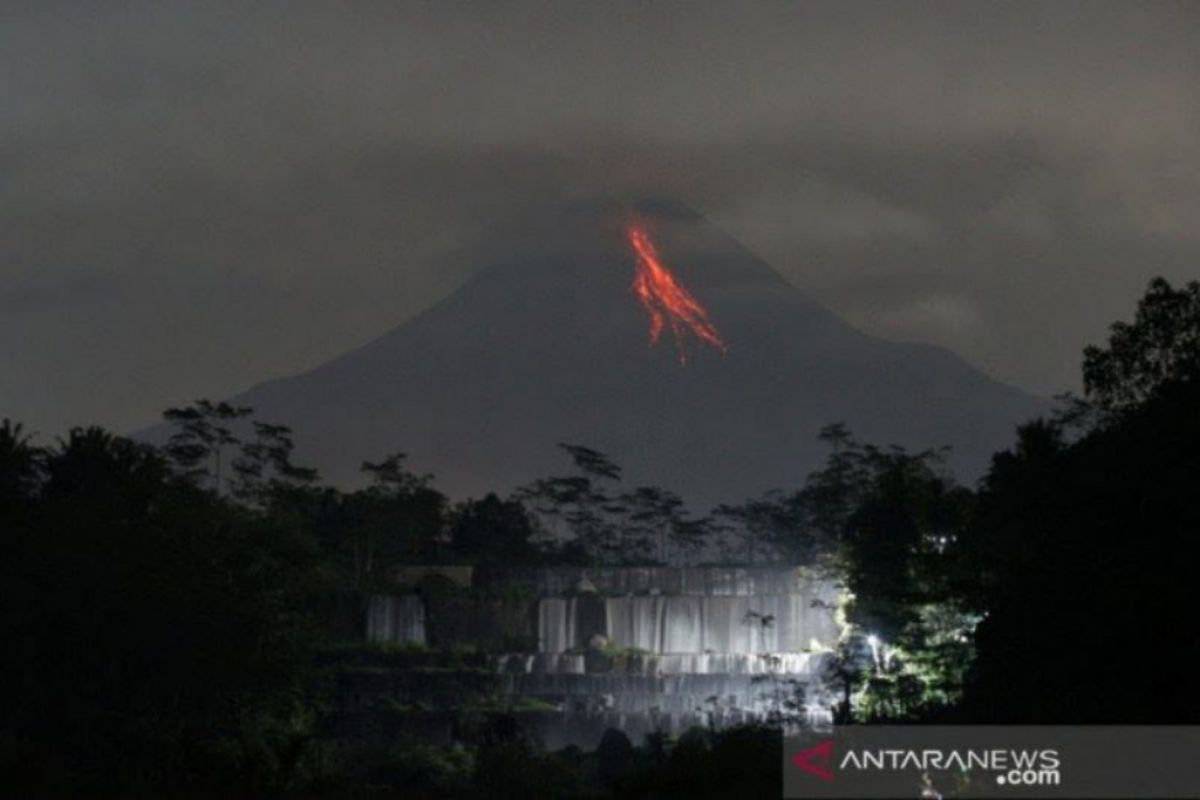 Gunung Merapi meluncurkan enam guguran lava pijar sejauh 2 km