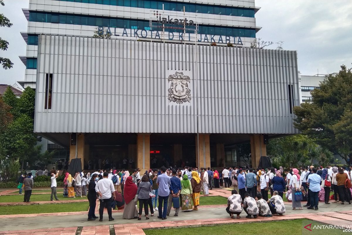 PNS Pemprov DKI Jakarta  lari keluar gedung saat gempa