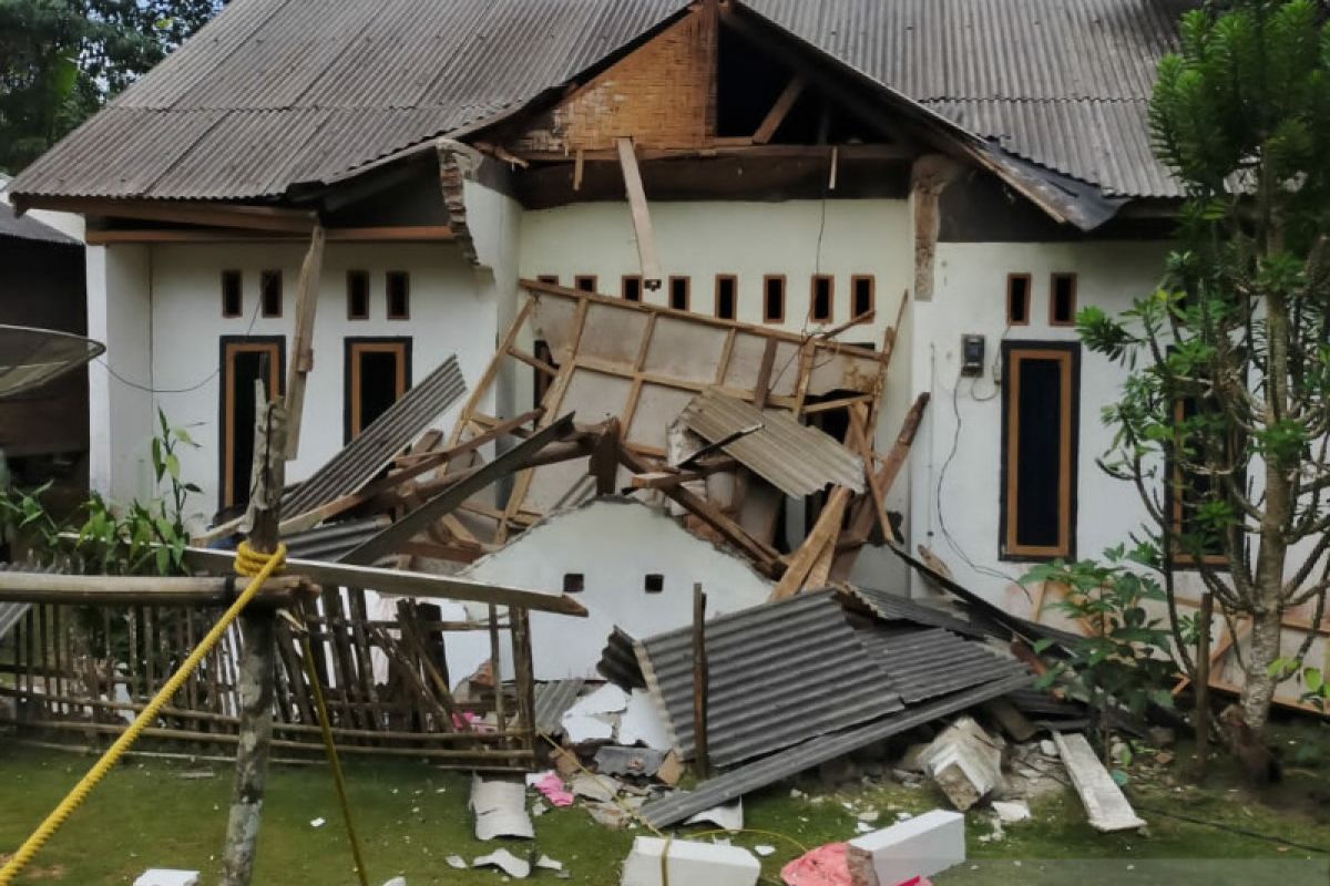 Kepala BNPB tinjau lokasi terdampak gempa bumi di Pandeglang  Banten