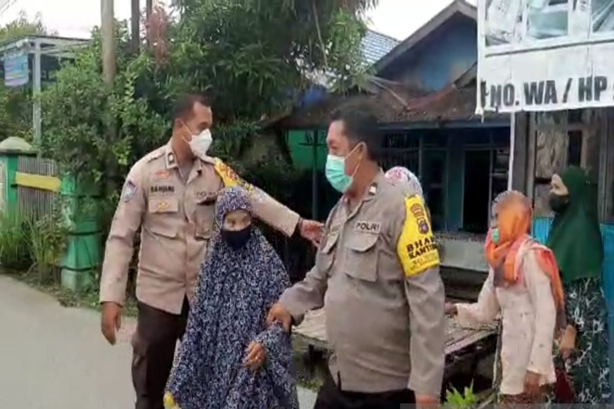 Polsekta Banjarmasin Utara jemput lansia ke rumah ajak vaksinasi